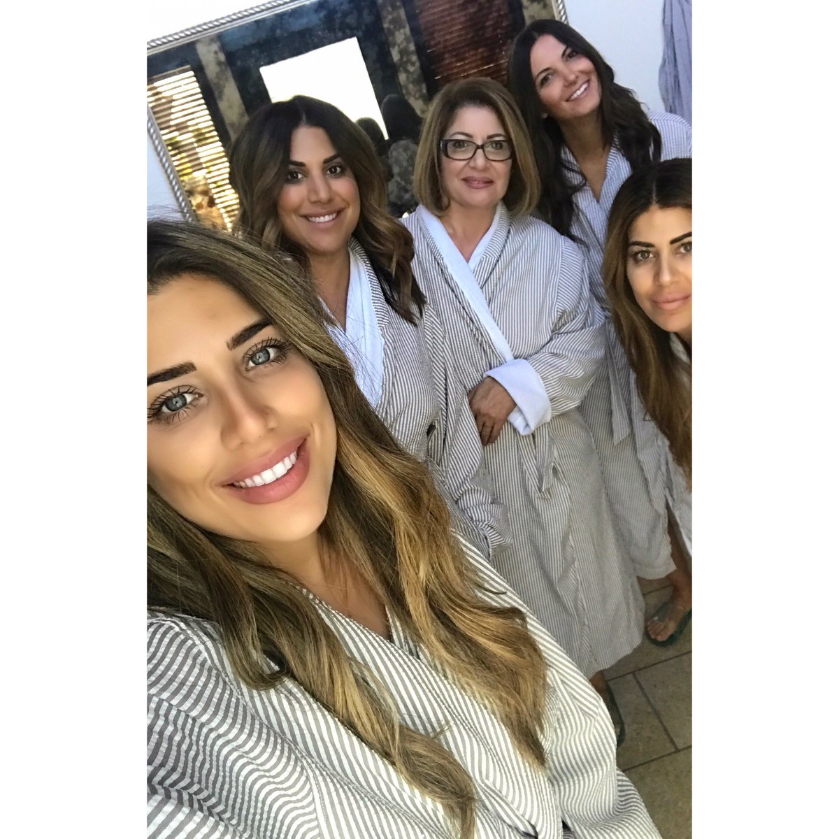 TheSecretBrush's tweet photo. Decompressing before the show #IBSLV #thesecretbrush #sharesecrets #spaday https://t.co/HTXfnrskn1
