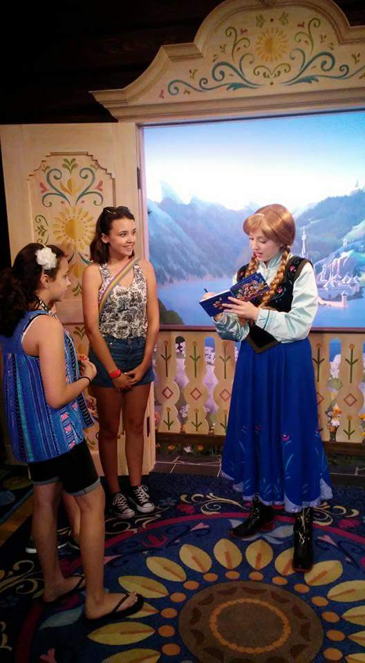 VKrekling's tweet photo. Find yourself someone who looks at you the way I look at literally any Disney princess https://t.co/k9plFUc6og