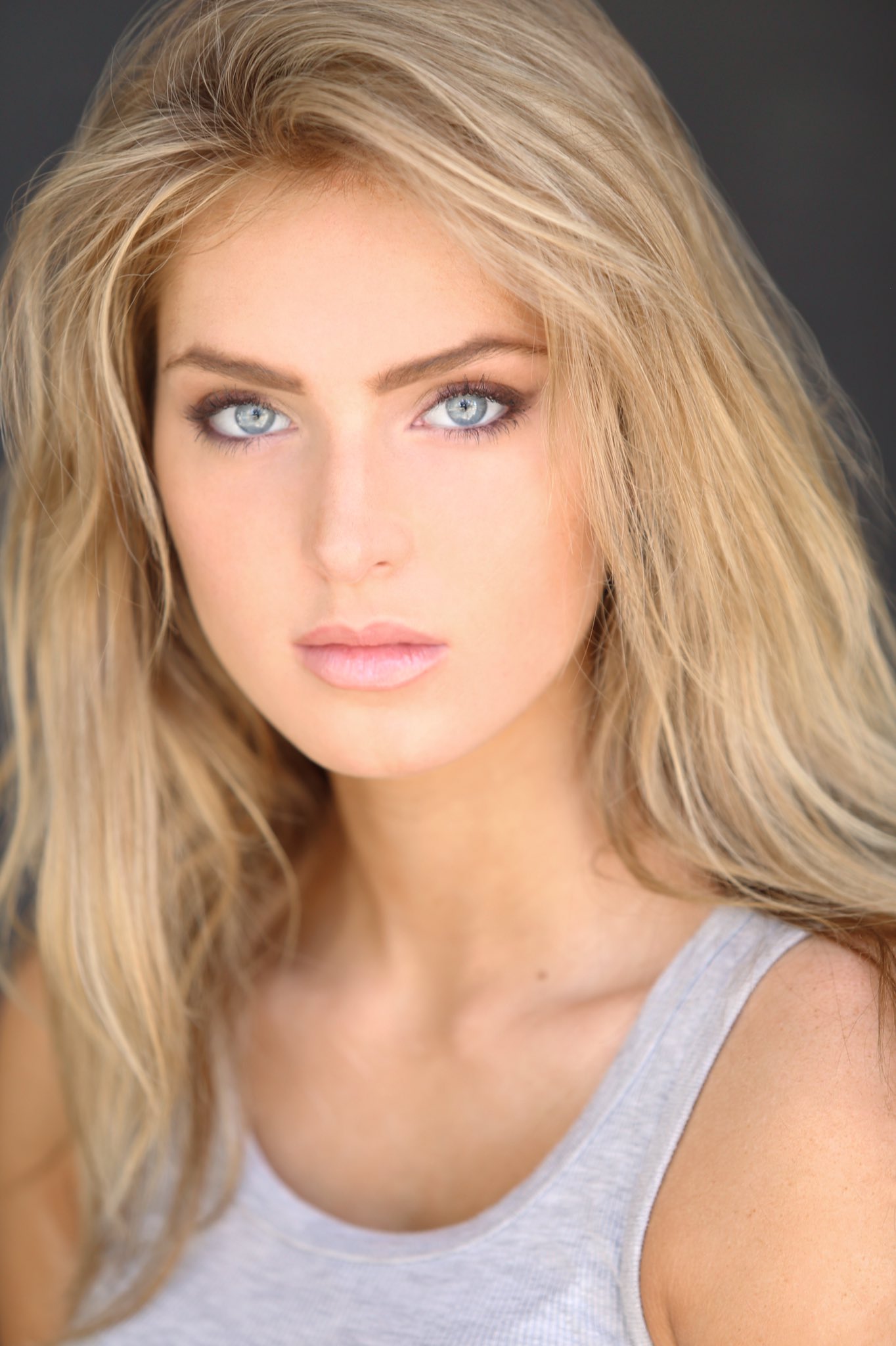    A very happy birthday to the gorgeous Saxon Sharbino! ¡Feliz cumpleaños 