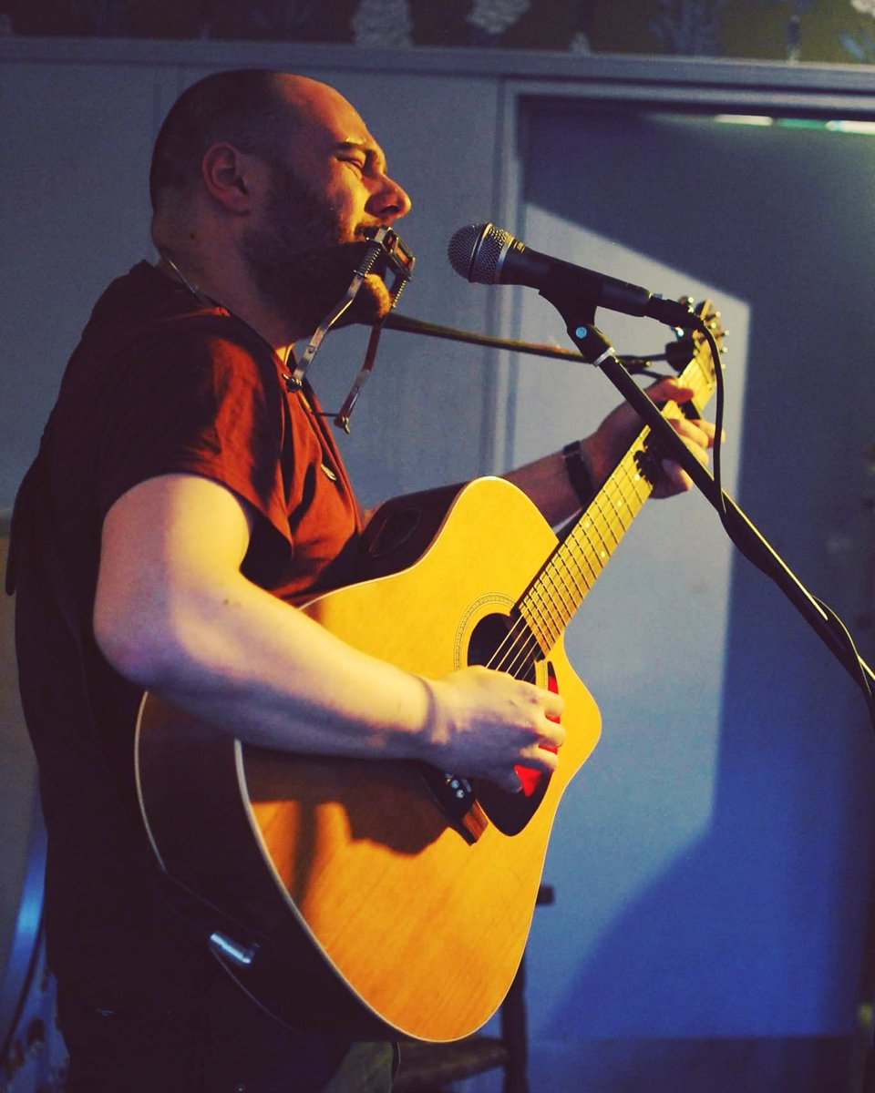 folkingarounduk's tweet photo. Blowing the blues 🎶 @gianlucablanket #folkingaround at @woodysbar in #KingstonuponThames #harmonica https://t.co/enno1Aw1R7