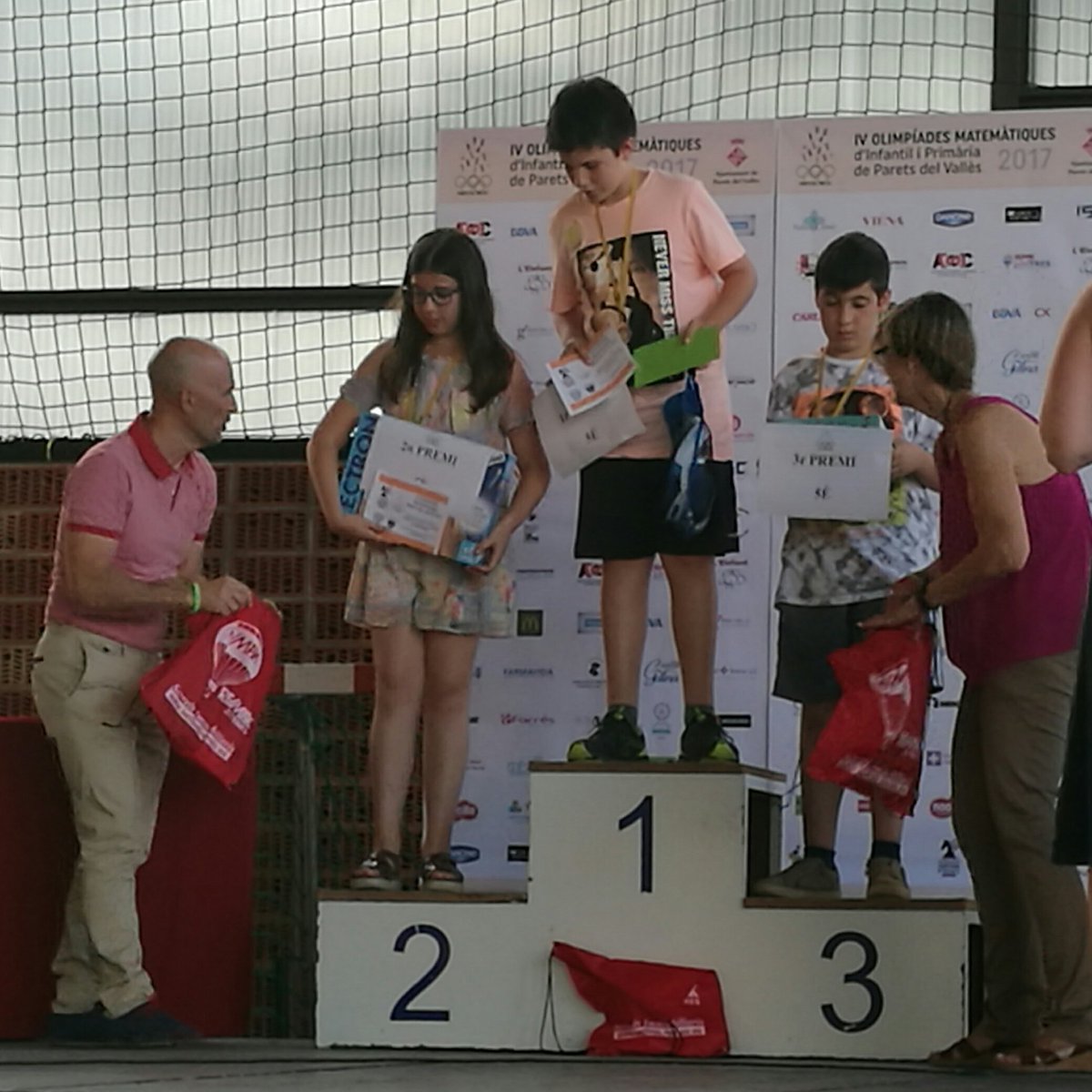 abachesteve's tweet photo. Sí! El 1r premi de 5è curs de l'Olimpíada de @MatesParets ve cap a @Vilablareix_cat !
Felicitats per l'organització! Ho hem passat genial! https://t.co/SGPhlbx29v