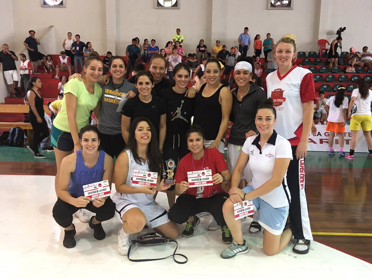 TapatiasJ's tweet photo. #Tapatias recibe el trofeo de 4to lugar de la temporada 2017 de la @LMBPFOficial https://t.co/SIi5xuHUfj