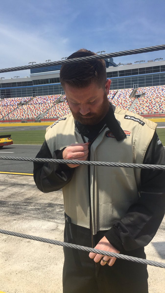 M2thaG87's tweet photo. @DaleJr did the Richard Petty driving experience today! Damn what a blast! I could definitely do that for a living!!! Can I get a retweet?? https://t.co/TcS3tcSDqW