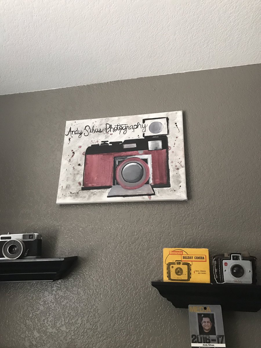 PhotoSilvas's tweet image. New office decor and early Father's Day gift. Thank you @CaityBee22 for the handprinted picture. #daughternumber2