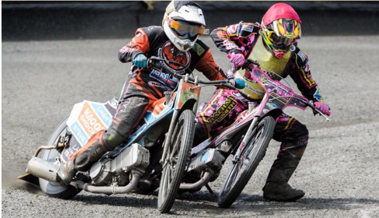 Close battle in the rain this afternoon <a href="/PutolineUK/">Putolineuk</a>