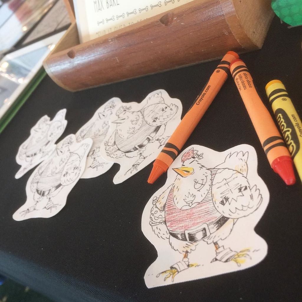 MaxBareArt's tweet photo. Color a cluckster!
Had some fun today with these Louella stickers at @nwicomiccon NEI A.C.E.
Next up: @heroesonline #heroescon !
#ScallyHo… https://t.co/yGUkLl2JSm