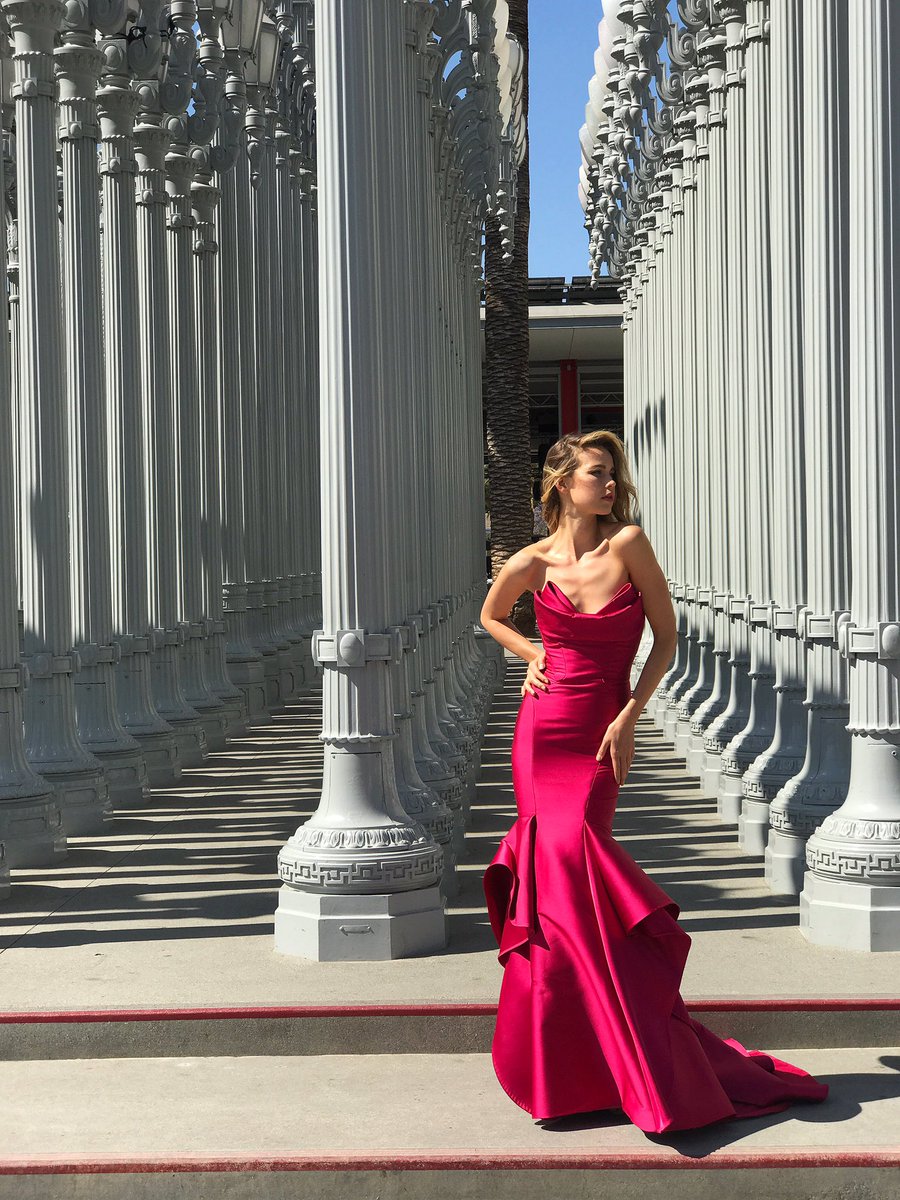 M_Lhuillier's tweet photo. Lady in Red β€οΈβ€οΈ #mlprefall17 https://t.co/zlbfOxYsMh