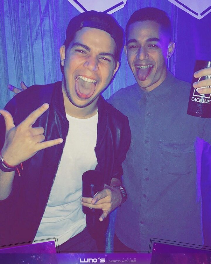 LUNOSCLUB's tweet photo. Los ganadores de 1servicio de Ron Cacique y 2 brazaletes en nuestra #BlueParty🔥🔵 https://t.co/GTZ92Op6Bb