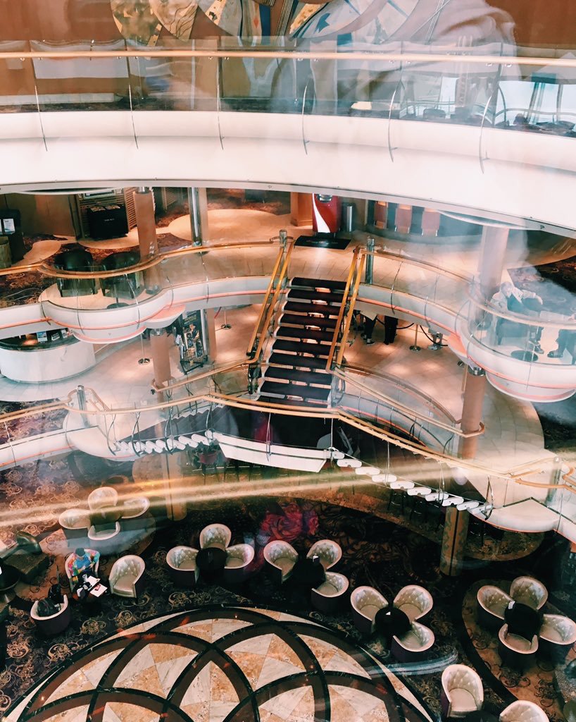 fifqueens17's tweet image. Felices los 4💜 Fotos de Iri del bus @Funtimeefeb2017 Una genia dando #FuntimeTips