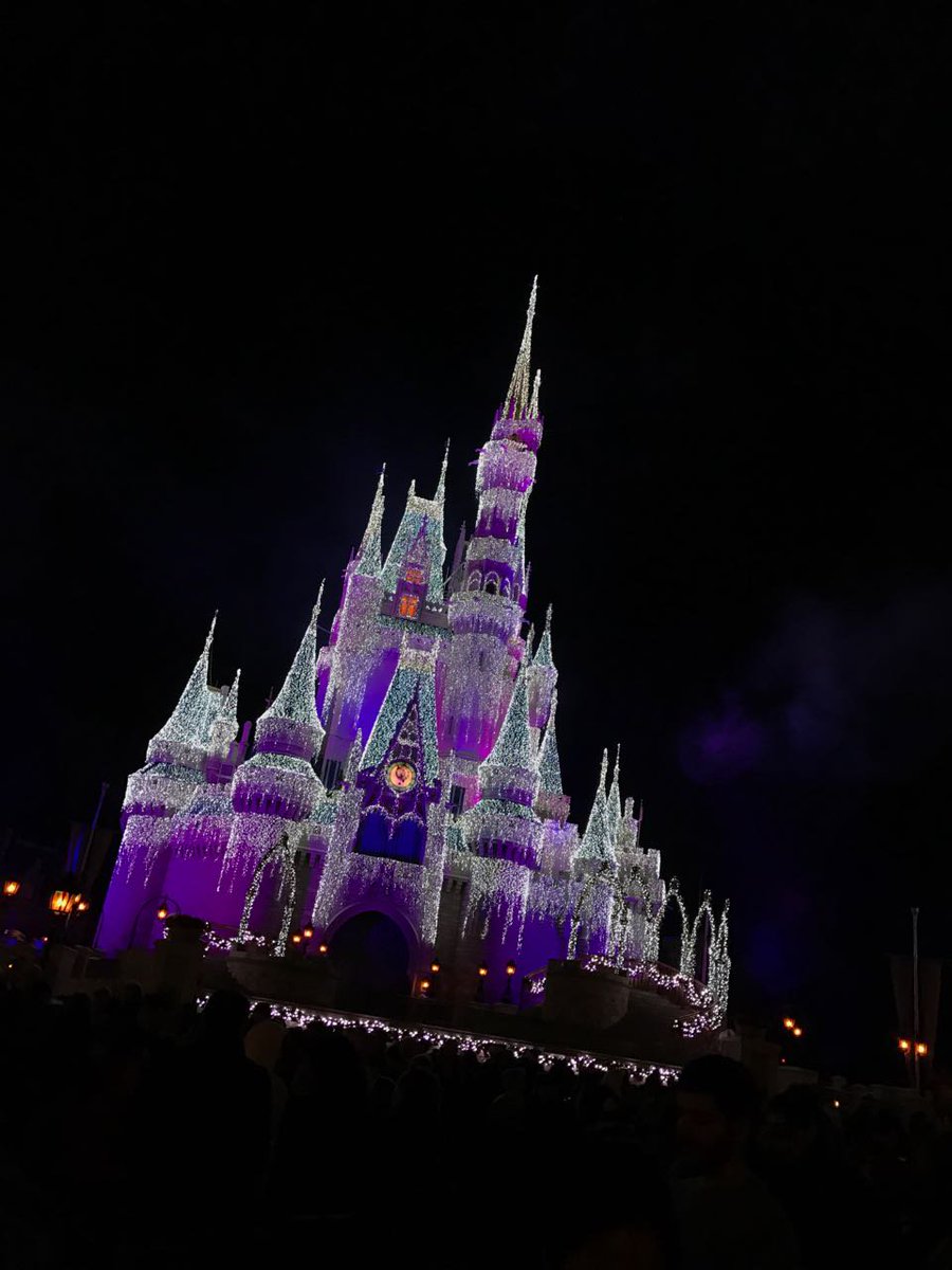 fifqueens17's tweet image. Felices los 4💜 Fotos de Iri del bus @Funtimeefeb2017 Una genia dando #FuntimeTips