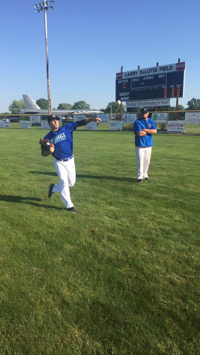 GenPenAntics's tweet photo. Taking a break from bangin' moms to hang some zeroes #PartyAtMartys https://t.co/XREg78u23H