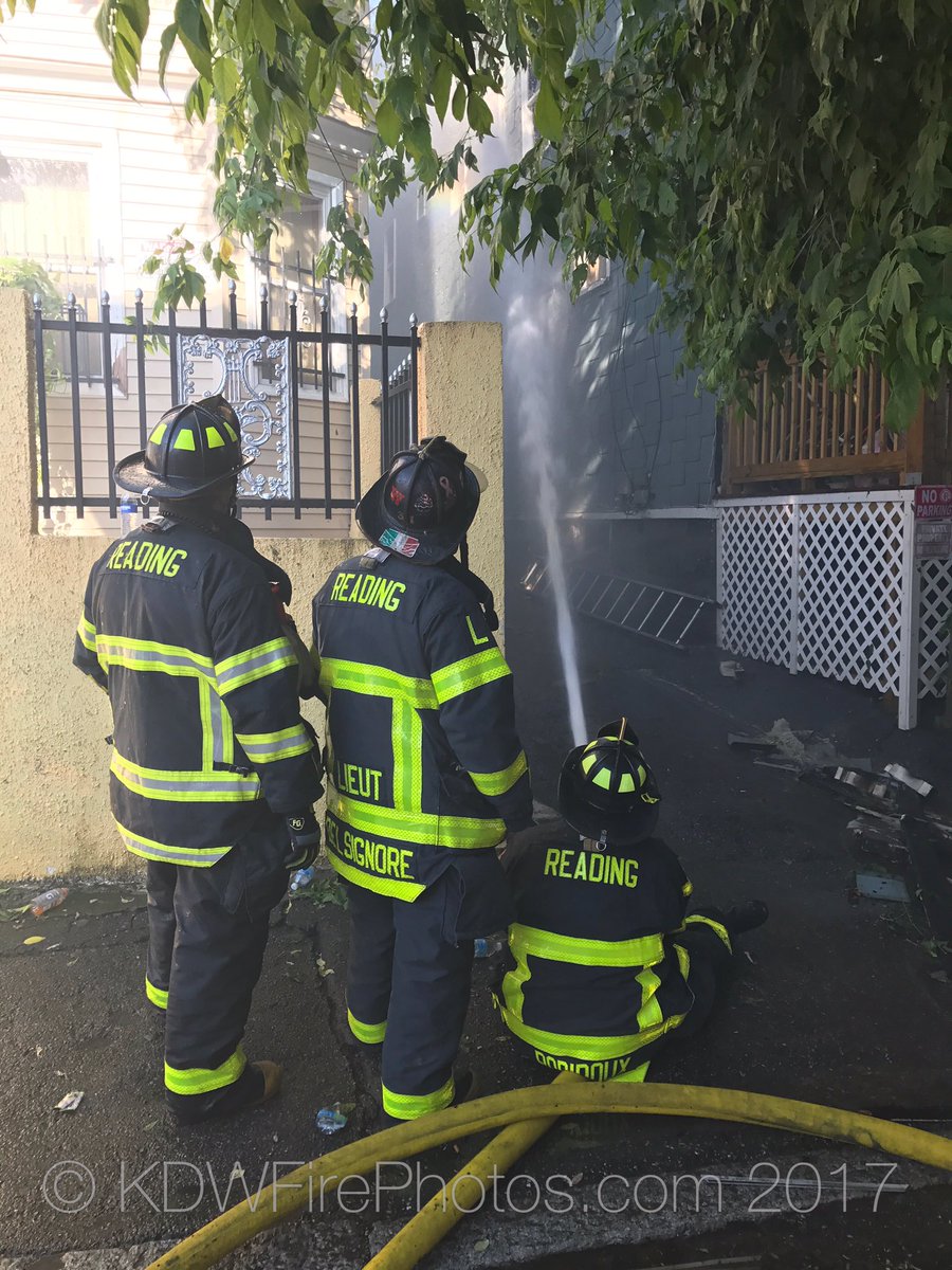 mediccole's tweet photo. RT @kdwfirephotos:@Readingfire Engine 2 operating an exterior line at the 6+ #Lawrence @ctfirephoto #ChiefHaley #1DC https://t.co/L06BnFnqCq