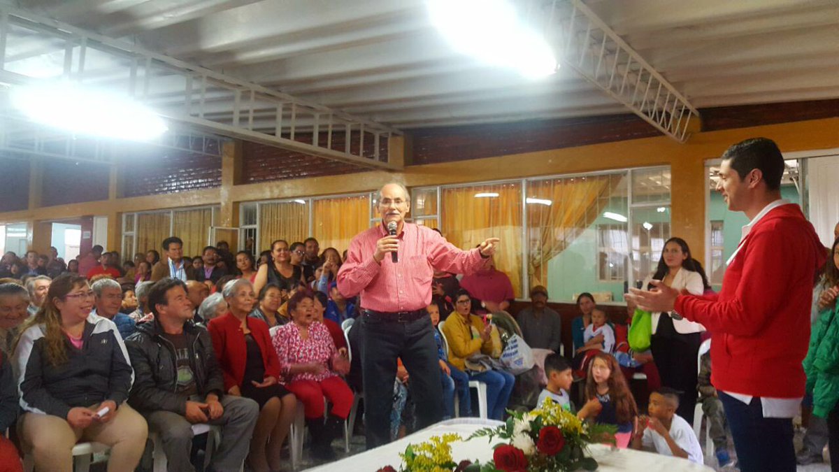 PrensaSerpa's tweet photo. Emocionante discurso de nuestro senador @HoracioSerpa grandiosa audiencia Liberal en #Bosa ¡Somos Liberales para transformar el país!GRACIAS https://t.co/Nr1sNAsS1Y