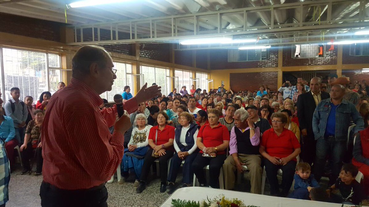 PrensaSerpa's tweet photo. Emocionante discurso de nuestro senador @HoracioSerpa grandiosa audiencia Liberal en #Bosa ¡Somos Liberales para transformar el país!GRACIAS https://t.co/Nr1sNAsS1Y