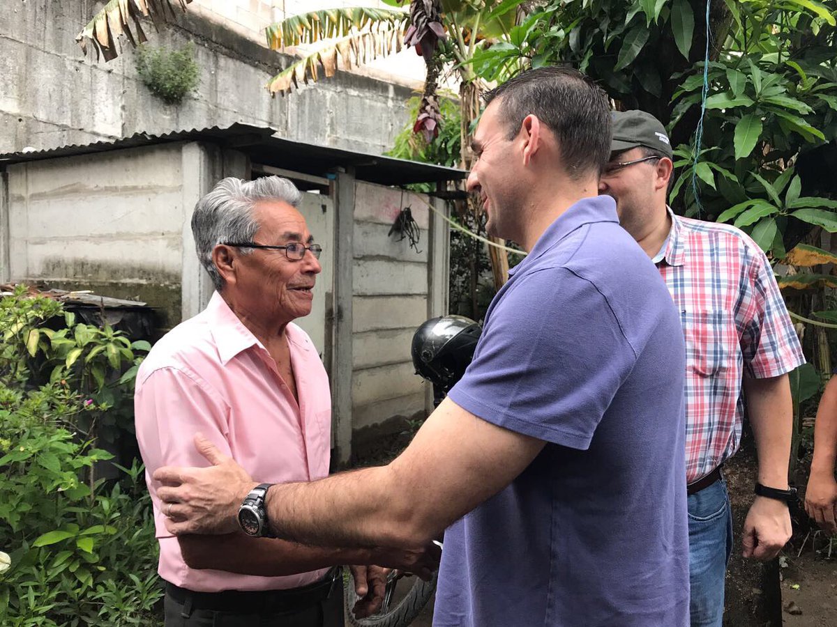 emuyshondt's tweet photo. Hoy conversamos con vecinos de la Comunidad Gavidia en el Distrito 2 de San Salvador. Escuchamos sus inquietudes y recibimos sus propuestas. https://t.co/whpomsGWyR