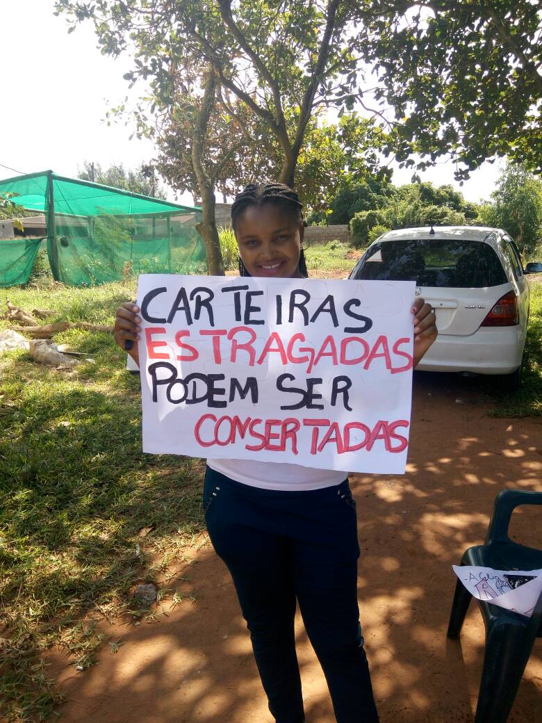 ActivistaMoz's tweet photo. Alguns activistas ostentando algumas frases em prol das crianças que ainda sentam no chão.
#ProjectoDondza
#ActivistaWork
#ActivistaMoz
#FAM https://t.co/gSKrOW7BGu