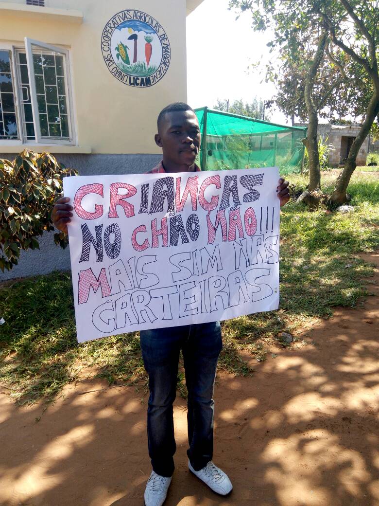 ActivistaMoz's tweet photo. Alguns activistas ostentando algumas frases em prol das crianças que ainda sentam no chão.
#ProjectoDondza
#ActivistaWork
#ActivistaMoz
#FAM https://t.co/gSKrOW7BGu