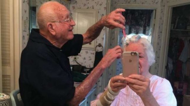 Hebat! Tak Lagi Muda, Sepasang Kekasih Ini Tetap Menjalin Hubungan yang Romantis infocikapundung.com/2017/06/12/heb…