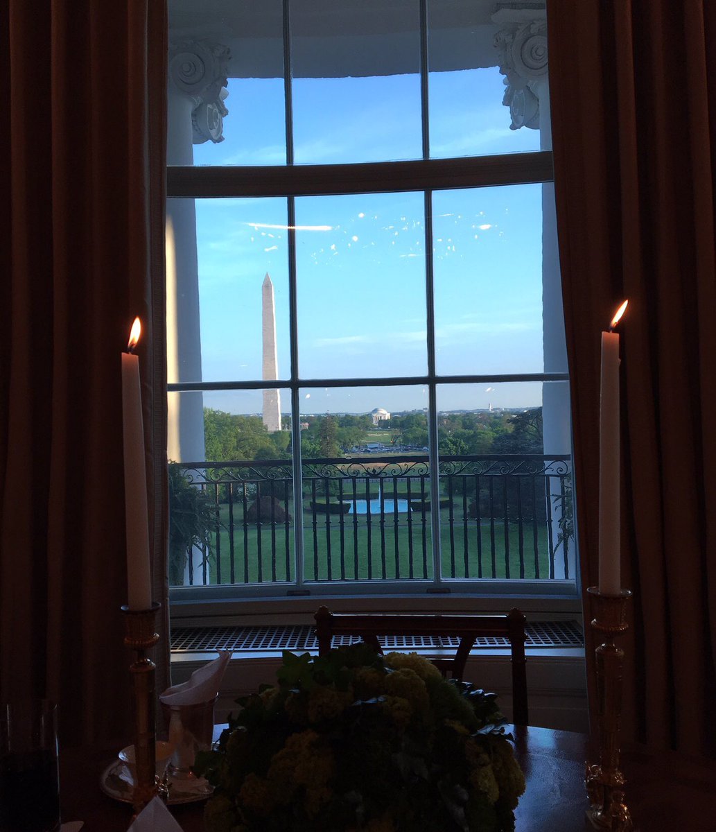 HarrisonComms's tweet photo. Now @FLOTUS we can see the photo properly - was it chips and mayo for dinner? #iphonetech https://t.co/1uLOs47QU8