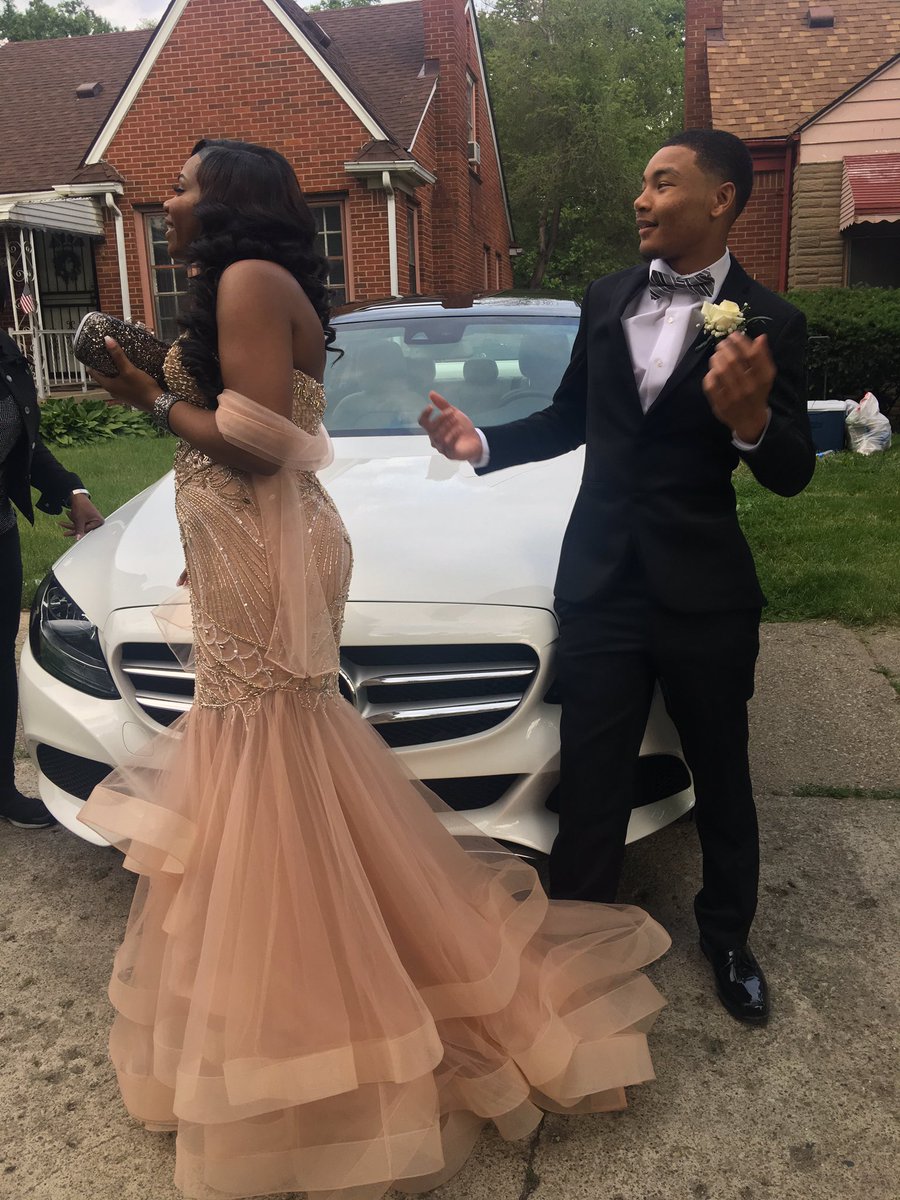 Ctmm13's tweet photo. We so Hot Dog and you need to ketchup 😅😍 we did prom twice #Renniprom2k17 #Prom2k17 #CassTechProm2k17 https://t.co/gAW3ncdSiP