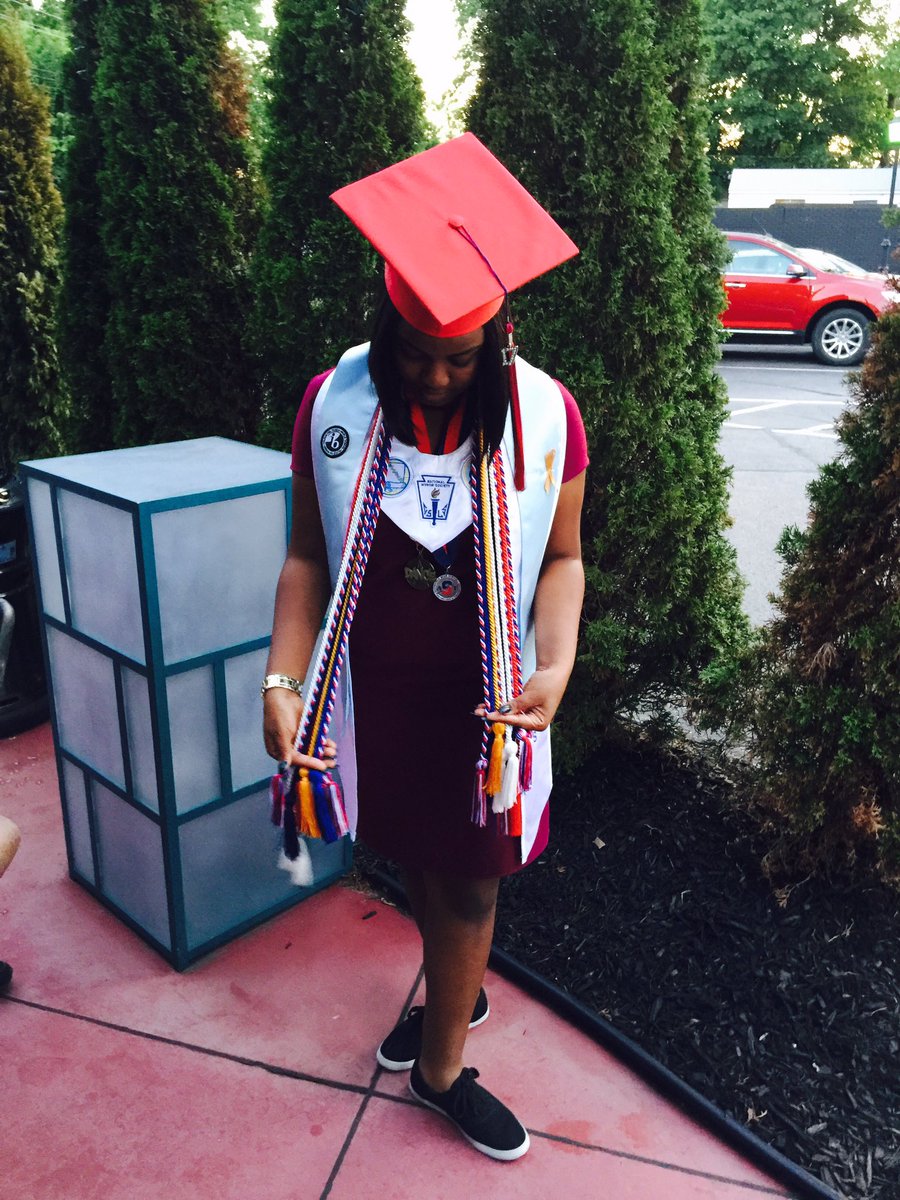 _Mvndv's tweet photo. 2,200 days later I made it 🙌🏾👩🏾‍🎓 #classof17 https://t.co/tOPYuyrXib