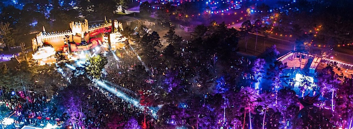 TXEclipseFam's tweet photo. Currently wishing I was in this crowd getting medieval AF with the #MiddlelandsFam https://t.co/1kEJOUBRtd