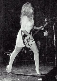 GirlsToTheFron's tweet photo. Kat Bjelland of Babes in Toyland https://t.co/PKcxjHoa6r
