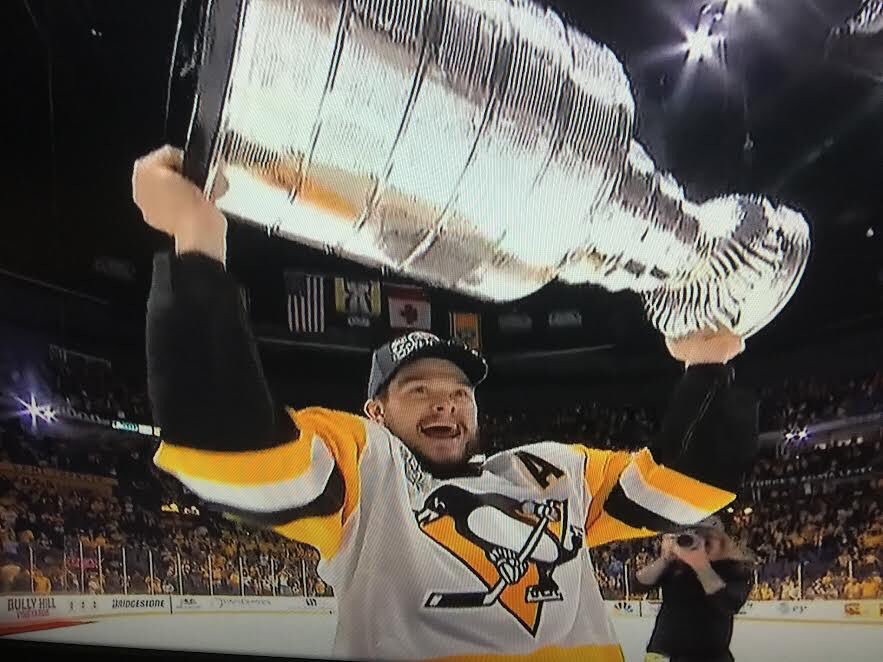 Former Ferris State hockey standout Chris Kunitz lifts Penguins to