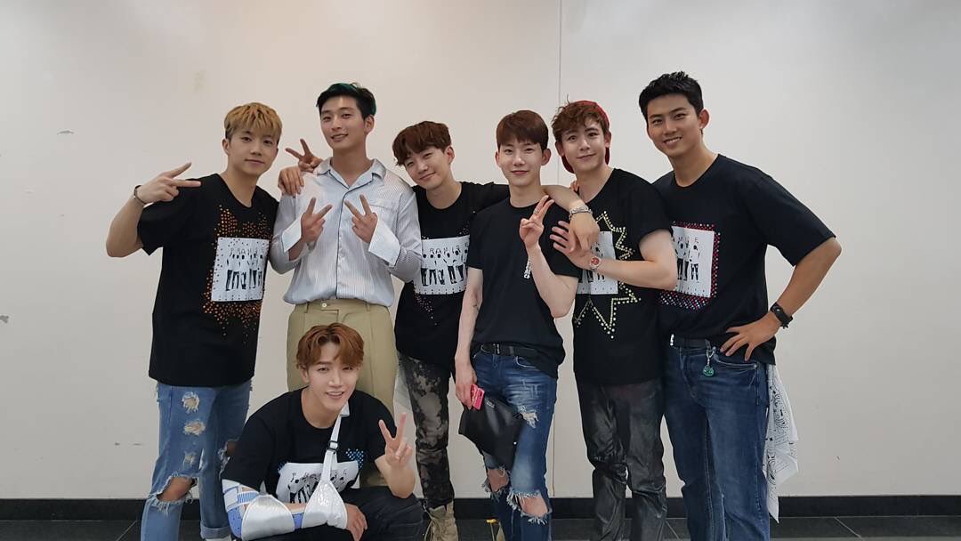 2AM ジヌン インスタ訳(午前4:30頃)
jinwoon52:#2pm#2am 最後の公演で本当に苦労したヒョンたち.遡ればのぼる程 共にした時間が 思い出されて 色々考えた時間でした. ヒョンたちお疲れ様でした!
instagram.com/p/BVNbGlCFrLb/