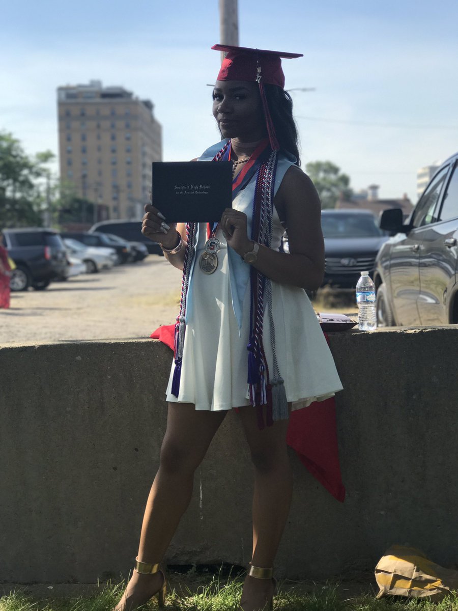 ReineG__'s tweet photo. I did it.👩🏽‍🎓🍾 https://t.co/VZDOwtAoCk