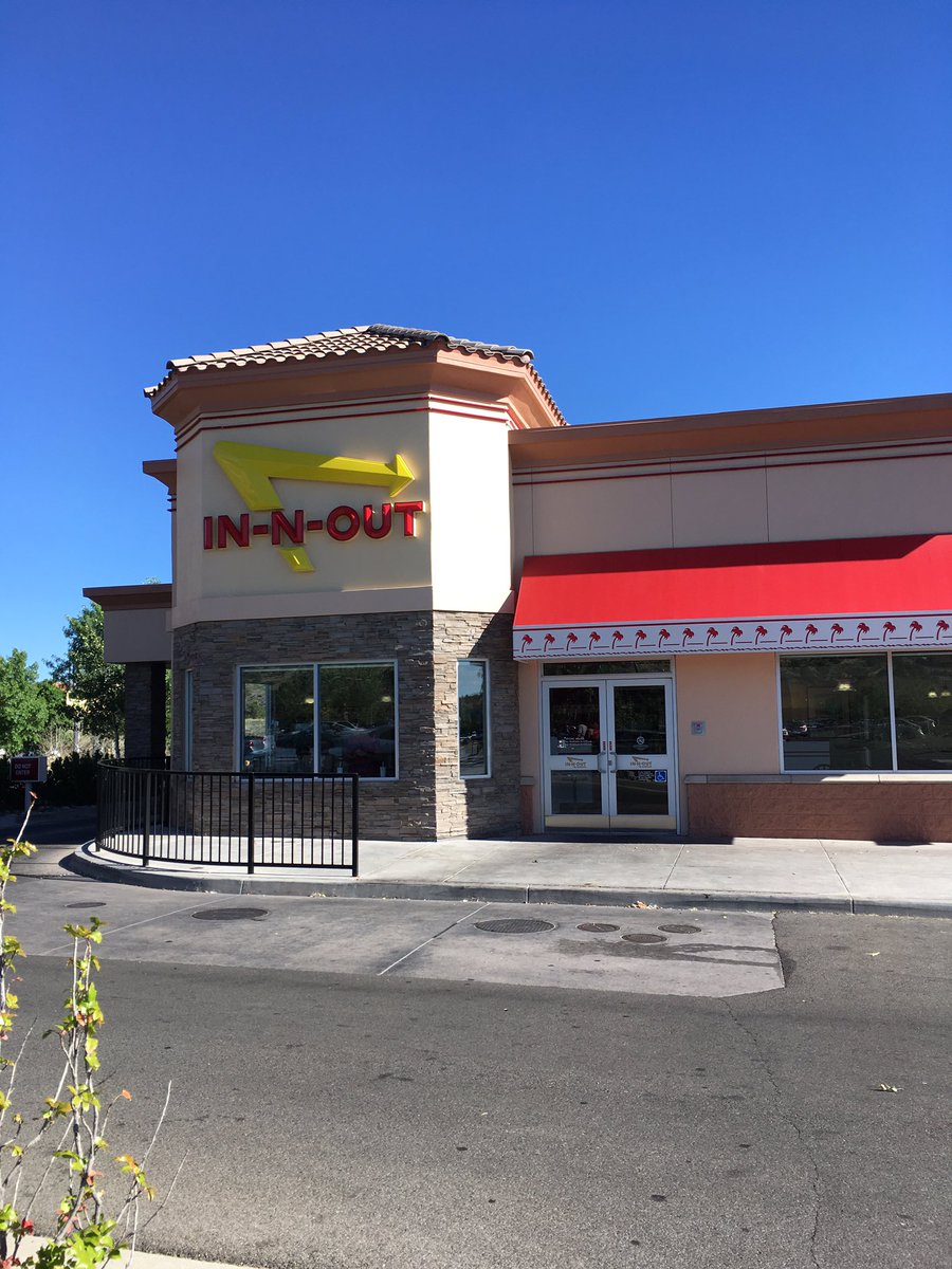 dropsofinkrm's tweet photo. "Short" 2 hour detour just for this. #worthit #InNOutBurger #sisters #roadtrip #GrandCanyon https://t.co/P98pNifkJn