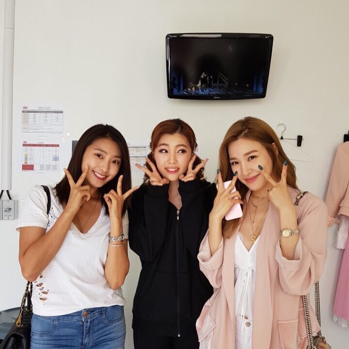 BoraUpdates's tweet photo. [IG] 170611 ziosoo_janet93 IG post with #Sistar #bora &amp; #snsd #Tiffany @ (Rocky Horror Show Musical) | #보라 https://t.co/J8TrUlsi8d