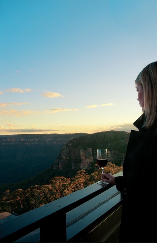 EchoesHotel's tweet photo. Sunset cocktails @echoesboutiquehotel. Truly immersive drinking experience. 
#cocktails #drinkswithaview #bluemountains #bars #jamisonvalley https://t.co/MoIBmKjlzd