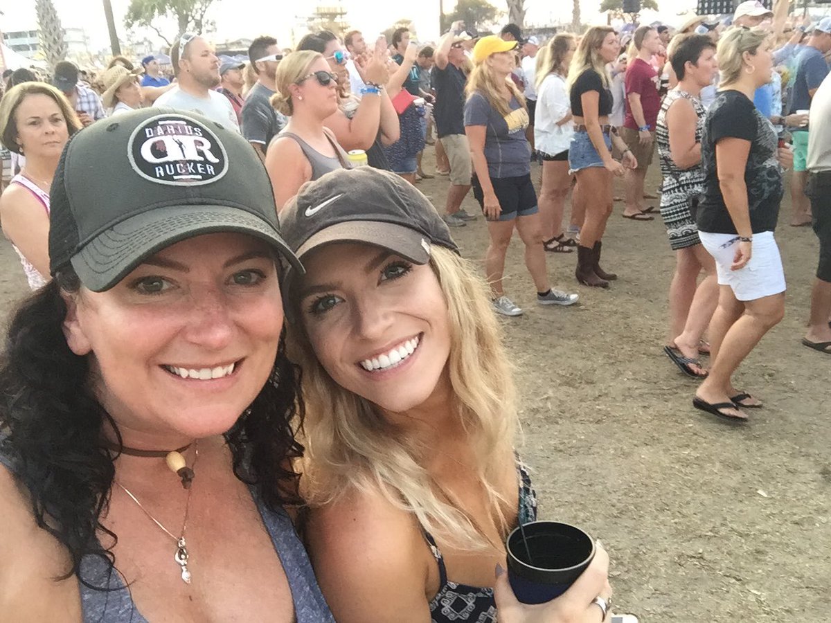 LisaHillary's tweet image. Wrapping up 4 days of fun in #SouthCarolina @CCMFLive #ccmf2017 #UPshow
