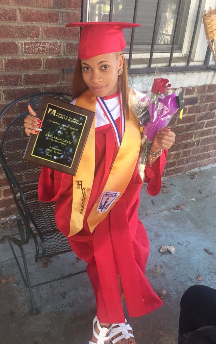 jewelrashae's tweet photo. Valedictorian🎓
4.1 GPA! 
National Honor Society Member 😊
Over $95,000 in scholarships/grants💸 
#ncat21 up next!! 💛💙 https://t.co/jnt1FQafgd