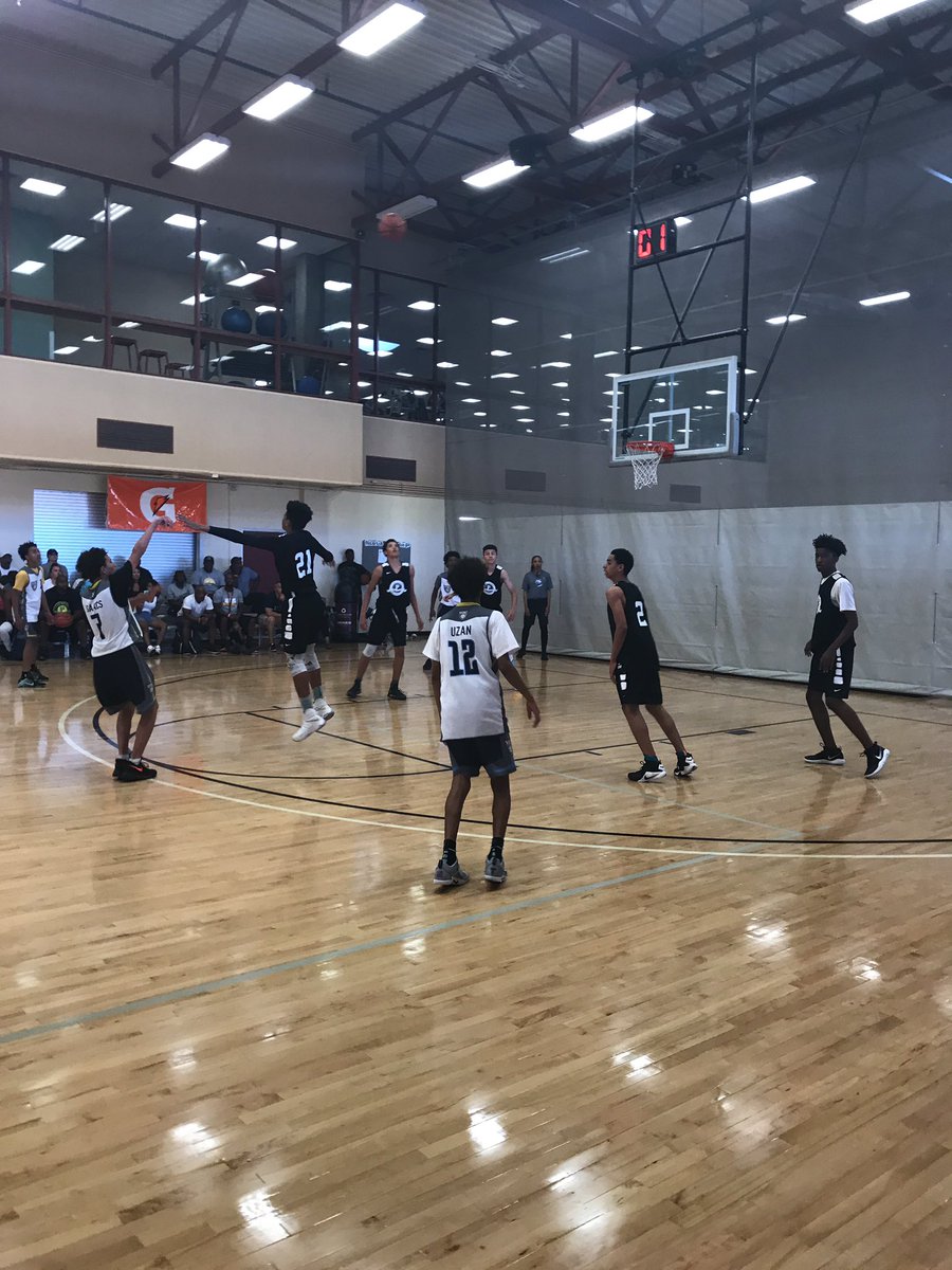 Grassroots365's tweet photo. 2021 @VegasEliteHoops up 34-24 on @LVProspects early 2nd half. #EBCEncore Championship https://t.co/Ae06ZH0u7J