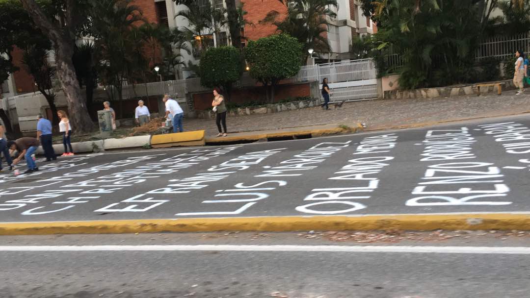 ReporteYa's tweet image. #11Jun Vecinos de El Cafetal escribieron nombres de caídos en protestas en el Bulevar #Baruta #Caracas