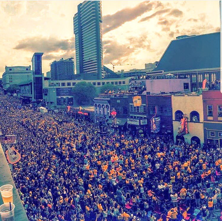 100,000 Nashville fans outside Bridgestone arena. #Smashville is making every other hockey city look boring #StanleyCupPlayoffs