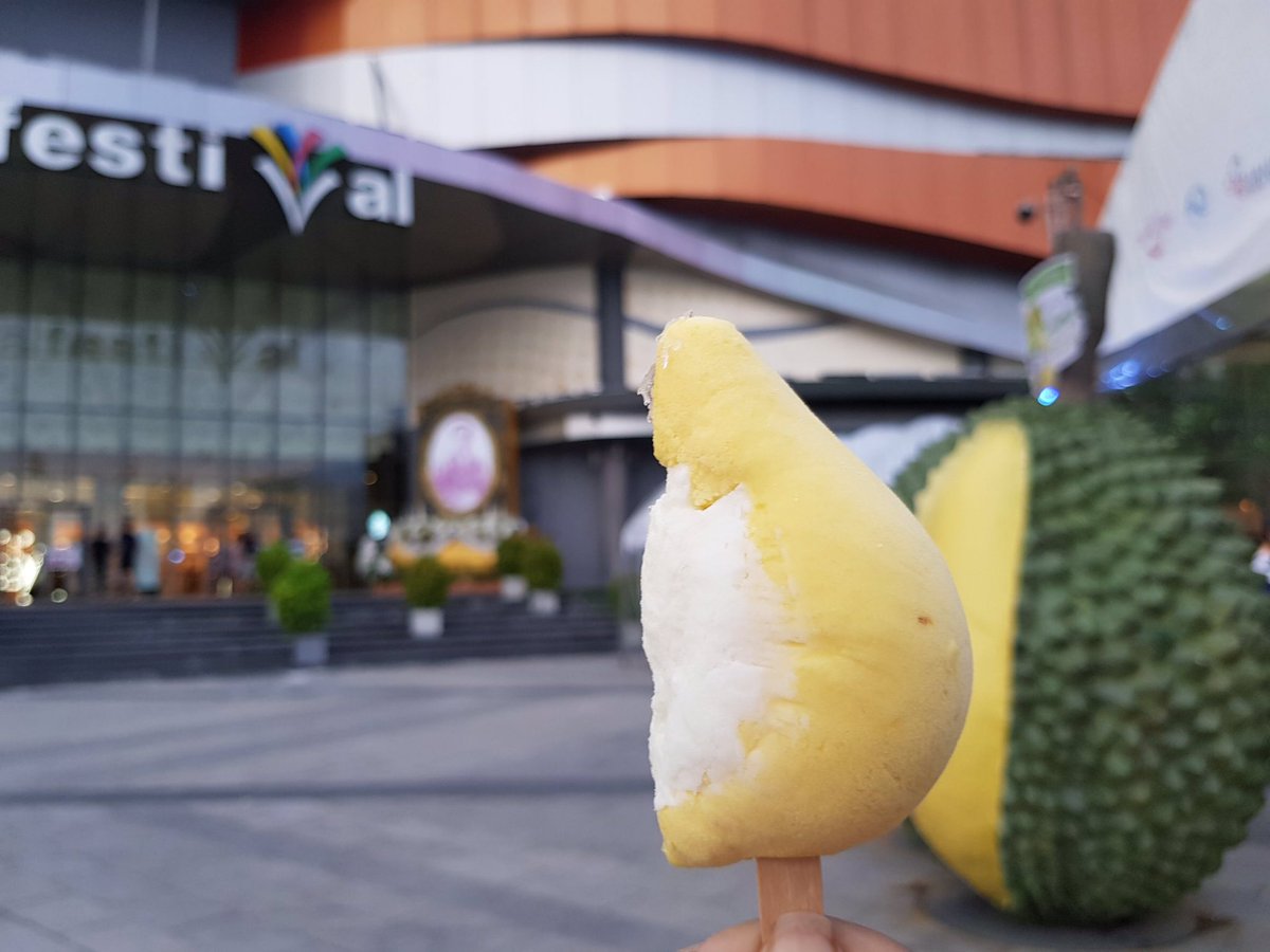 jahwinkwhite's tweet photo. 🍦"ไม่ต้องรอละลาย" 😝 @ Central Festival Chiang Mai - เซ็นทรัลเฟสติวัล เชียงใหม่ #รีวิวเชียงใหม่ #reviewchiangmai #icedea #icecream #ทุเรียน https://t.co/YiJLyf5c8d
