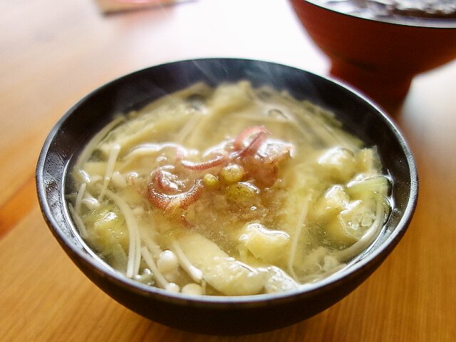 ট ইট র 白央篤司 エノキと油揚げとミョウガの味噌汁 この組み合わせ にハマりました カツオと昆布のだしでエノキと油揚げを煮て 火を止めて信州味噌溶いて最後に刻んだミョウガのせます ホントおいしいのでおすすめ