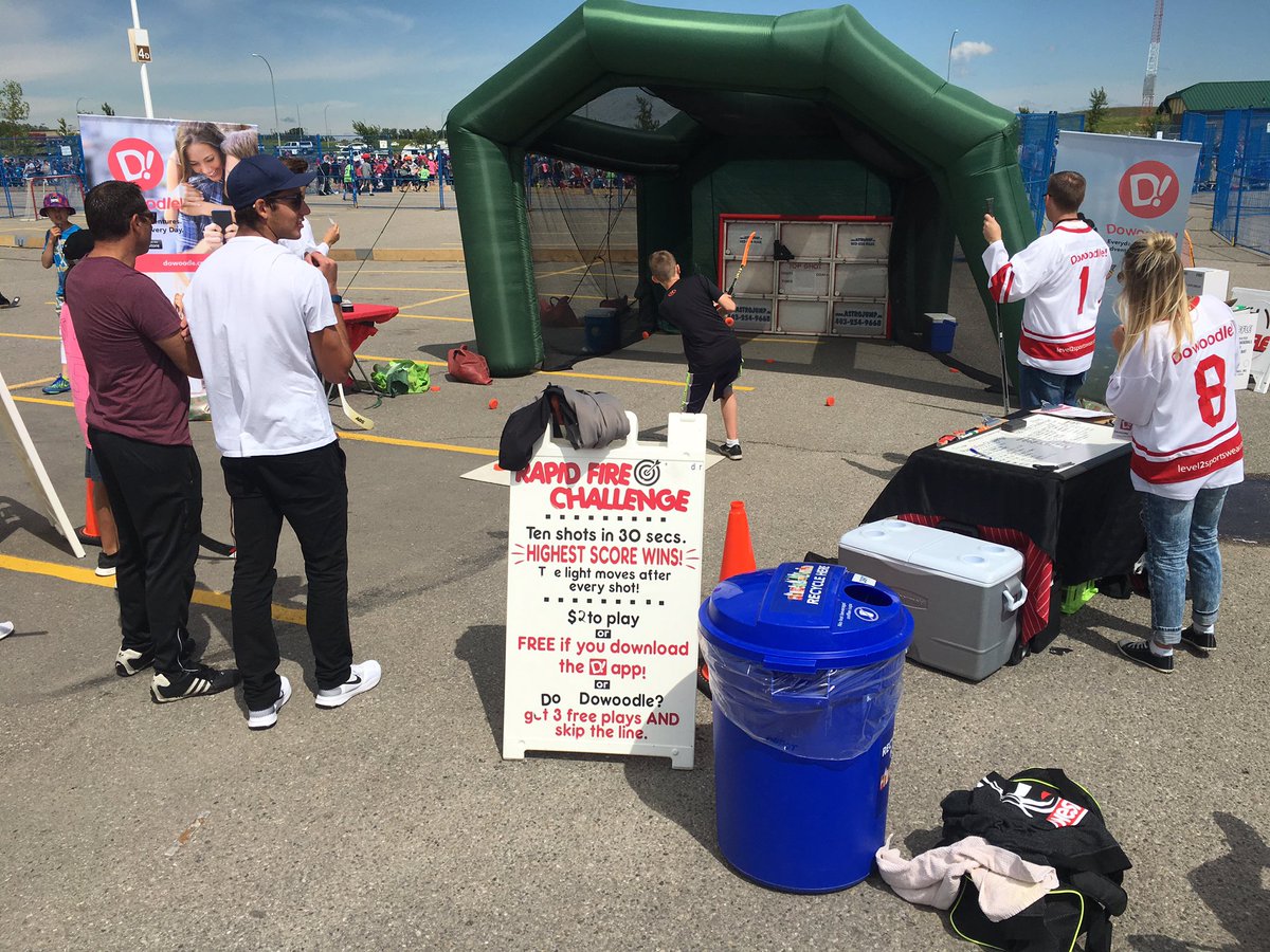 Dowoodle's tweet photo. @HNICPlayOn @PlayOnCalgary great day! Future #NHL stars #topshothockey @AstroJumpYYC https://t.co/kSG9gEHvcY