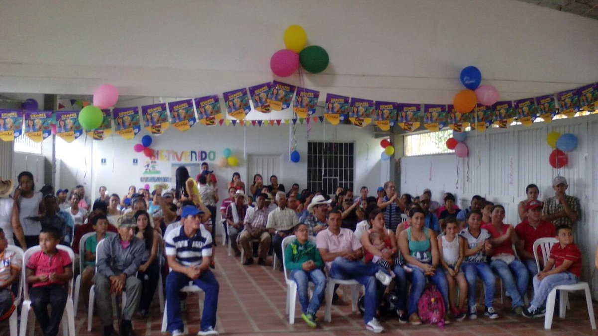 LicoreraCaldas's tweet photo. @CristalILC #SiempreAlegre presente en la zona rural de #Manizales y festeja con sus habitantes el día del campesino #SiempreConLoNuestro https://t.co/TicJd8Nsku