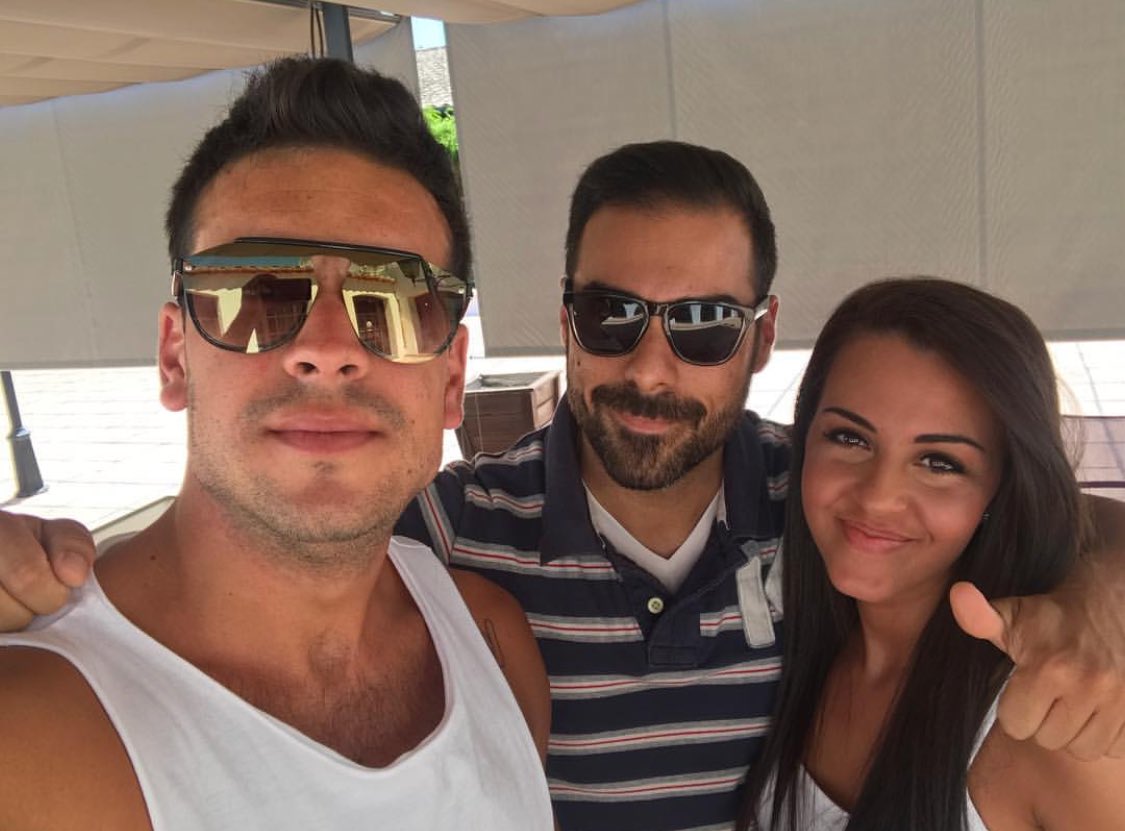 ESENCIADEMARIO's tweet photo. @mario_casas_ en el Restaurant Massunyol con unos fans 📸 via:instagram (Chris.marting) https://t.co/9GwUjizFqI