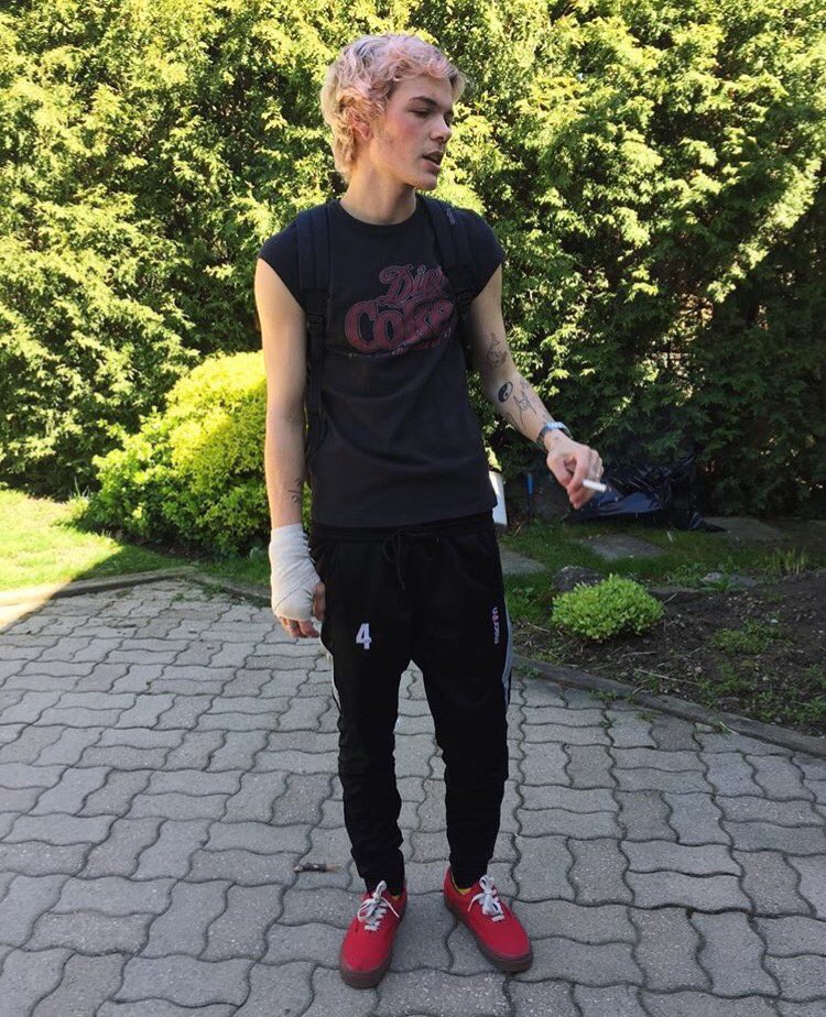 1800ASH's tweet photo. told you i'm out here lookin' basic https://t.co/0rMUzHeJTk