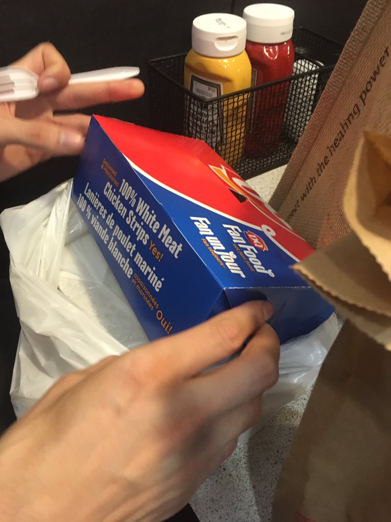 IanWally's tweet photo. .@jefftheworld "what did I even order" #e3 #allthegames #forgamersonly #lalaland https://t.co/iKOEJYOMli