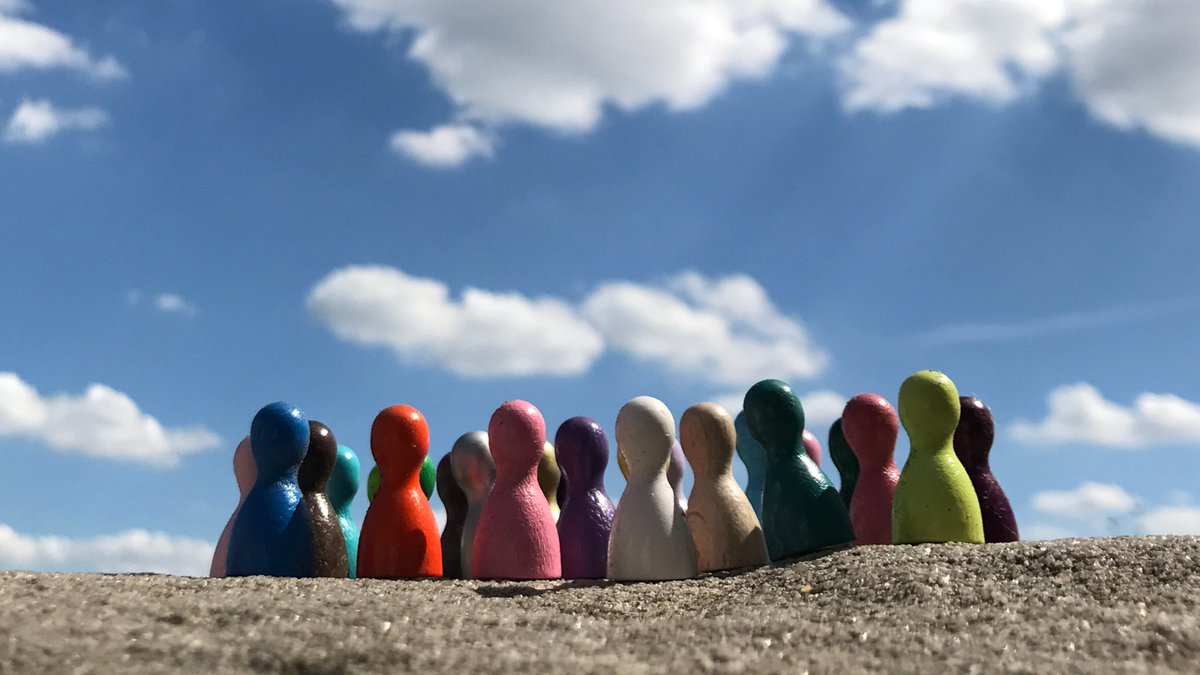 spieltz's tweet photo. Lustig bunte #pöppel in #Nürnberg gesichtet 😀#spieltzunterwegs #spielfiguren #spielsteine #halmakegel https://t.co/DBUtZXCNfq