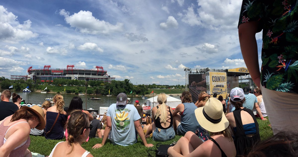 superdryseattle's tweet photo. #cmafest2018 CMAfest 2017 was awesome! Bring us to 2018! https://t.co/9fAbbLid1u