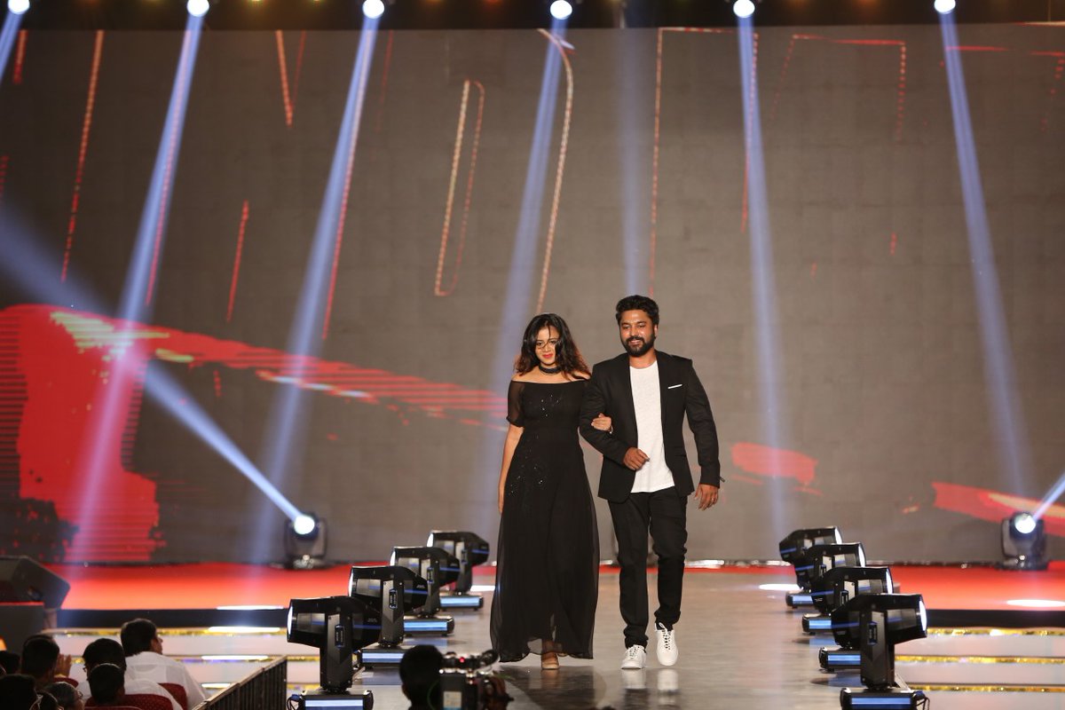 VjAnjana_FC's tweet photo. Our #LuvlyCouple #RampWalk on #BehindwoodsGoldMedals2017 really feel happy&proud to see u guys #Madeforeachother #StayBlessed #LoadsOfLuv ๐โค https://t.co/nve0SOvrGs
