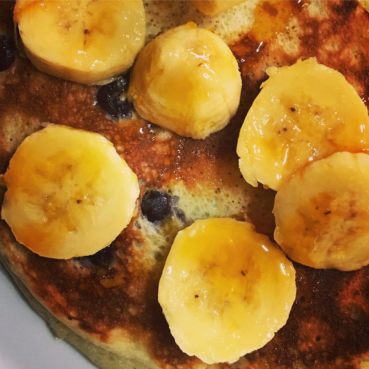 JasonRoa's tweet photo. Homemade blueberry pancakes + 🍌 + 🍯 + #twogetherness https://t.co/rfZI1wFVKs