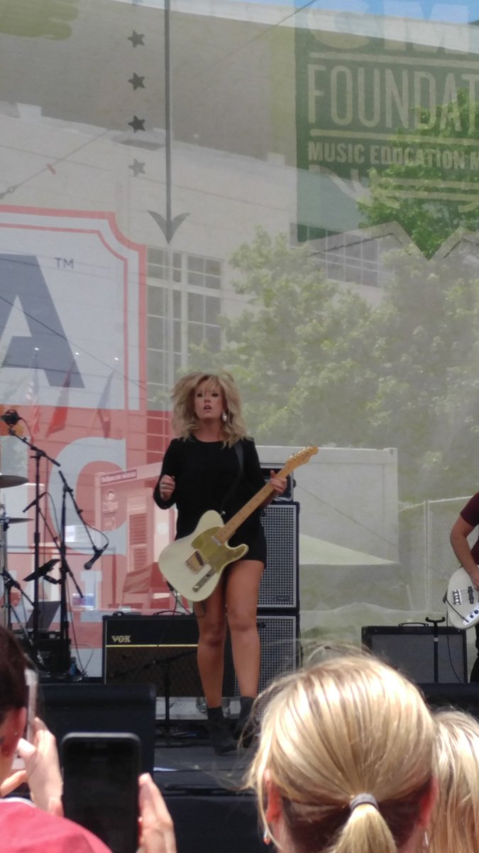 tabs3040's tweet photo. Saw my girl @ClareDunnMusic today @ the #ChevyPark stage #CMAFest2017 #shreddedguitar https://t.co/cGrCsU6bEp